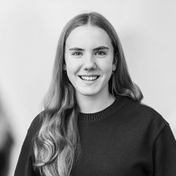 Haas Naemi, Praktikantin