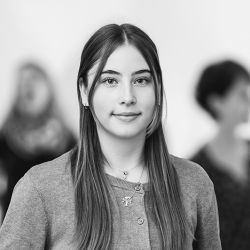 Barbitta Elea, Praktikantin